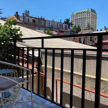 Barney'S Apartment Batumi Bagian luar foto