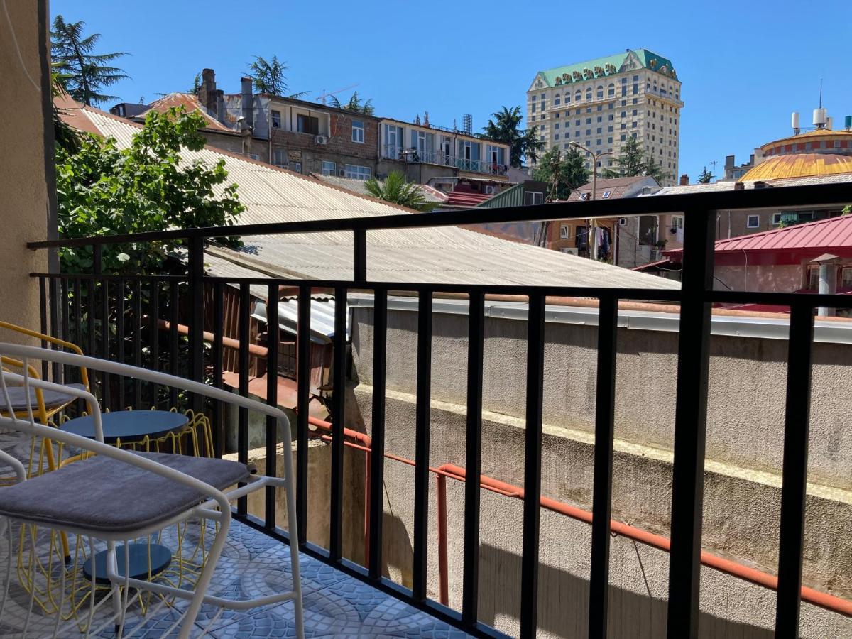 Barney'S Apartment Batumi Bagian luar foto