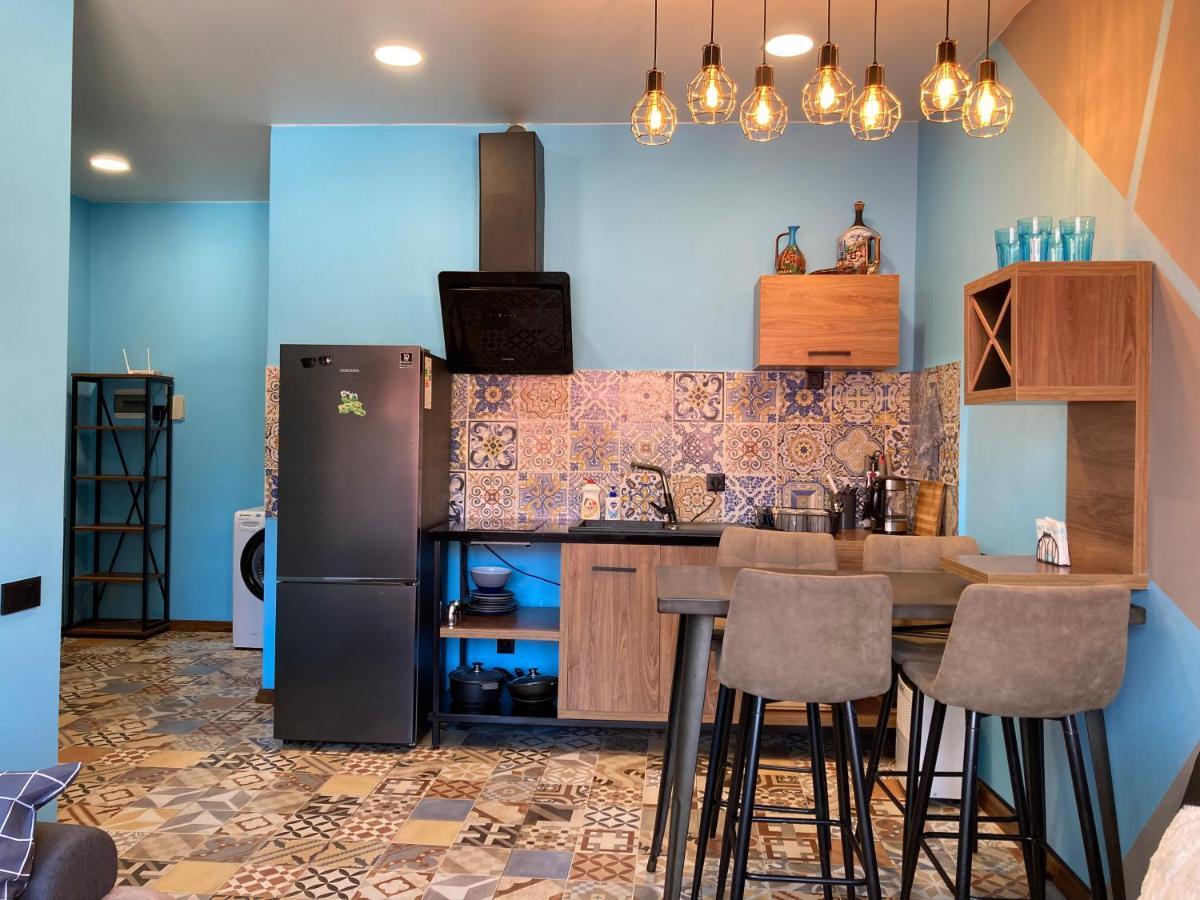 Barney'S Apartment Batumi Bagian luar foto