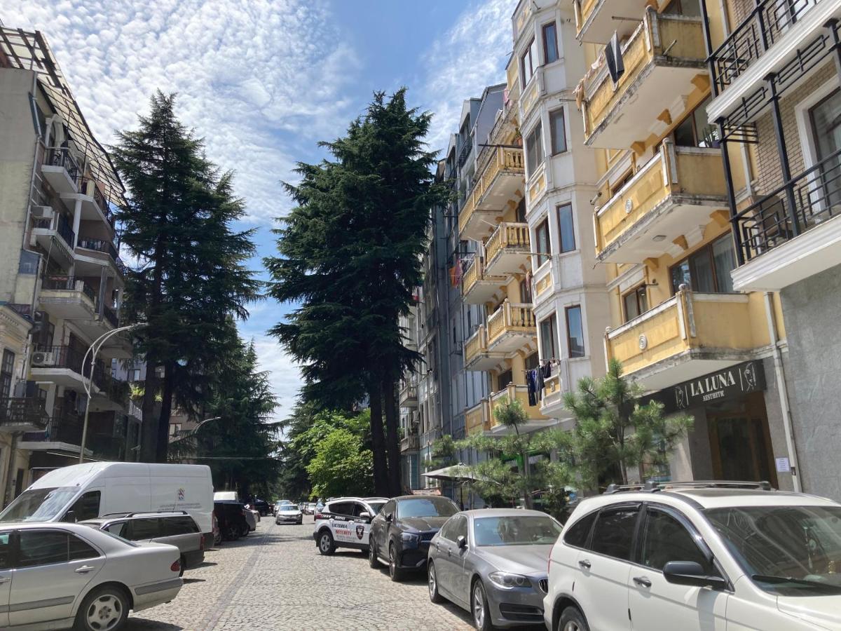 Barney'S Apartment Batumi Bagian luar foto